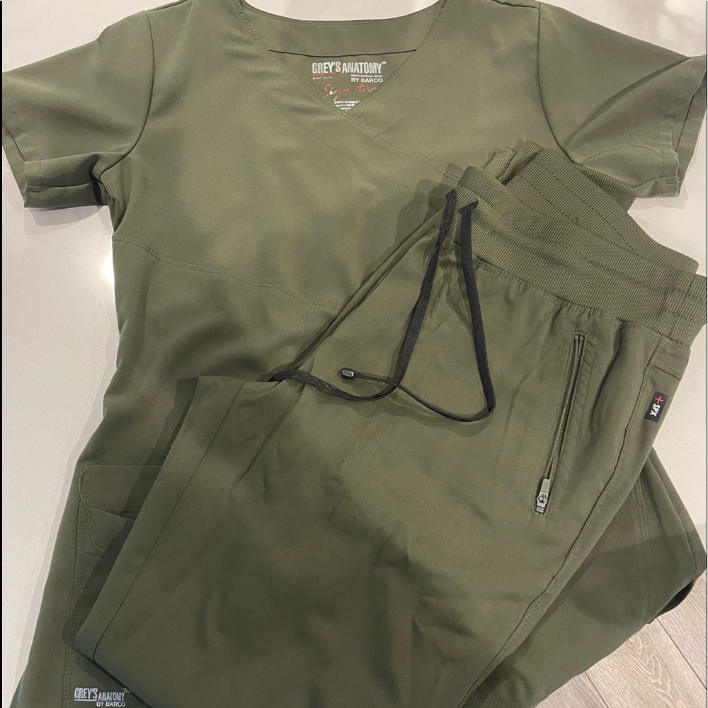 Greys Anatomy scrub set top size small bottoms size medium tall joggers